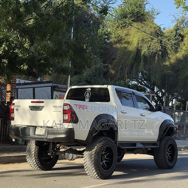 Toyota Hilux 2020 Purple