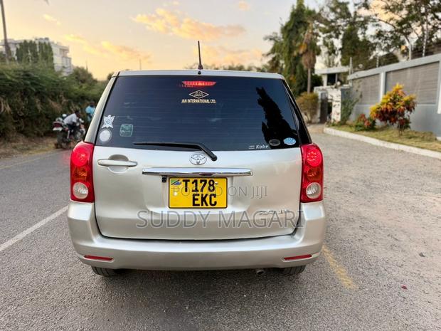 Toyota Raum 2004 Silver