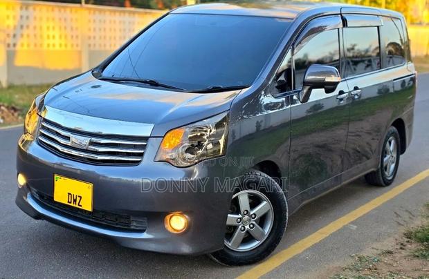 Toyota Noah 2010 Gray