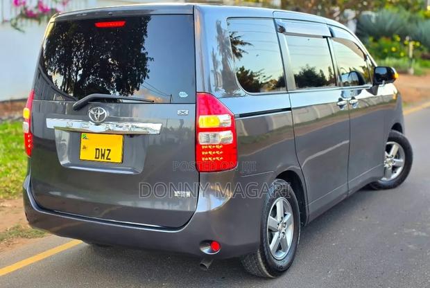 Toyota Noah 2010 Gray