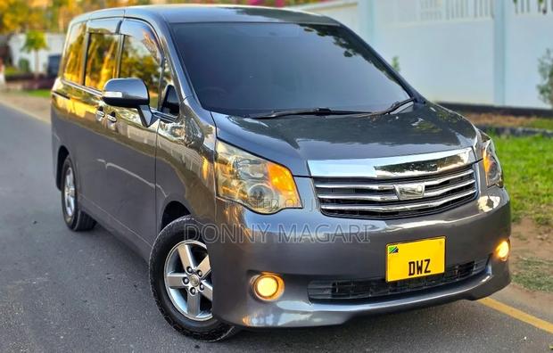 Toyota Noah 2010 Gray