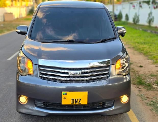 Toyota Noah 2010 Gray