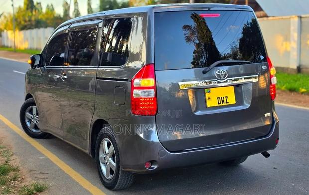 Toyota Noah 2010 Gray