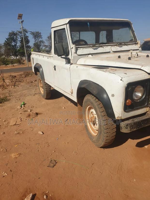 Land Rover Defender 2026 White