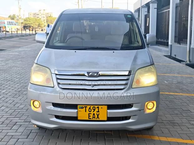 Toyota Noah 2005 Silver