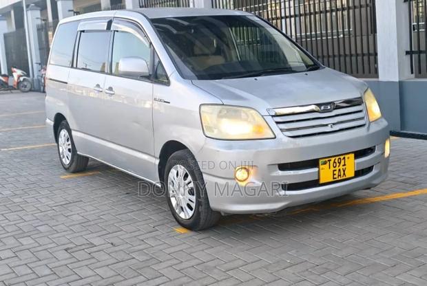 Toyota Noah 2005 Silver