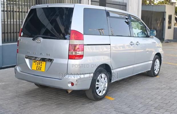Toyota Noah 2005 Silver