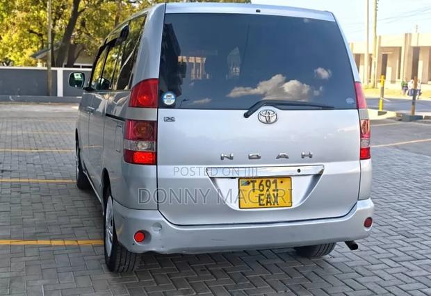 Toyota Noah 2005 Silver