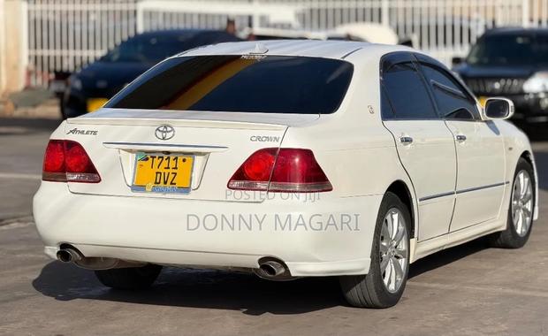 Toyota Crown 2006 White