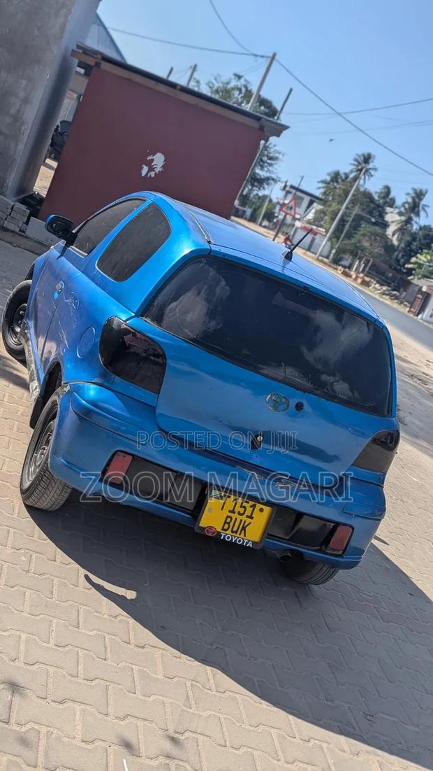 Toyota Vitz 2004 Blue