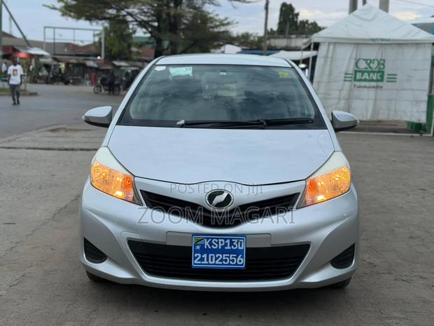 Toyota Vitz 2006 Silver