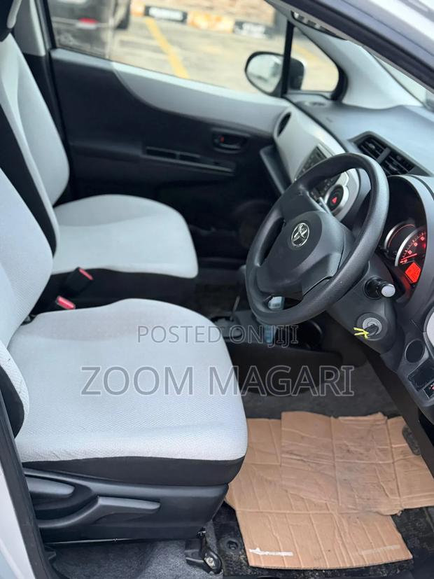 Toyota Vitz 2006 Silver