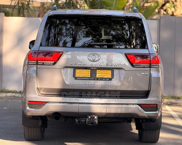 Toyota Land Cruiser LC300 2023