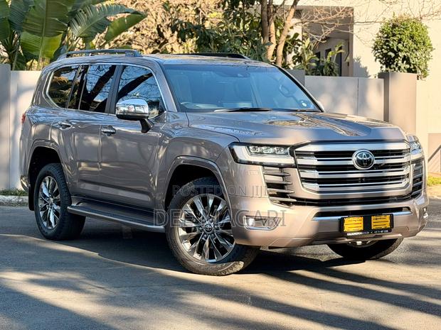 Toyota Land Cruiser LC300 2023