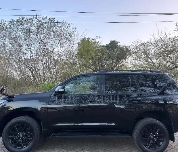 Toyota Land Cruiser Prado 2022 Black