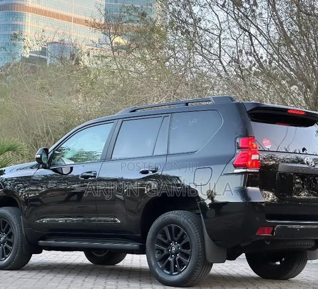 Toyota Land Cruiser Prado 2022 Black