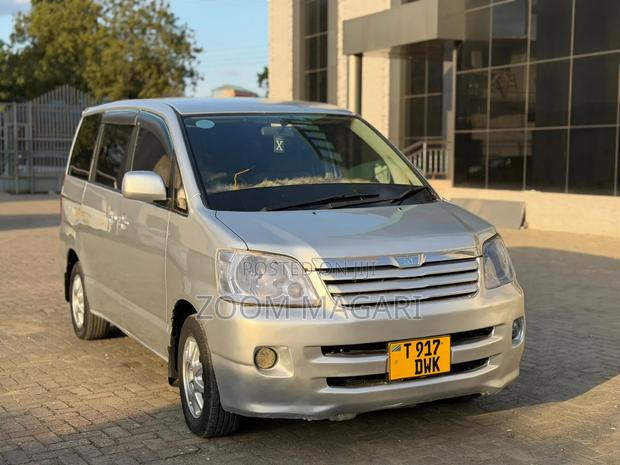 Toyota Noah 2006 Silver