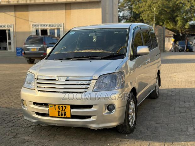 Toyota Noah 2006 Silver