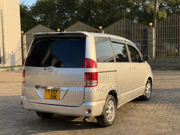 Toyota Noah 2006 Silver