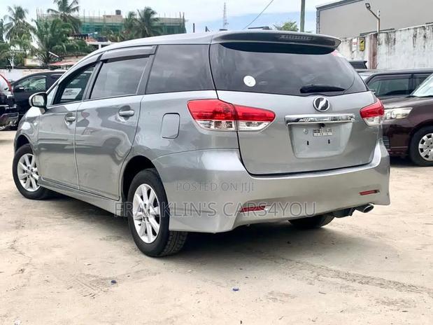 Toyota Wish 2011 Silver