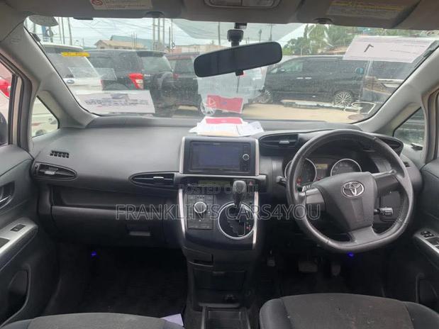 Toyota Wish 2011 Silver