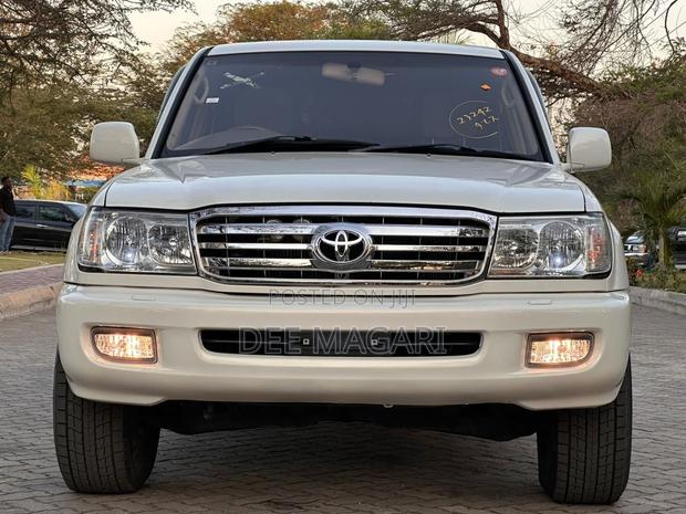 Toyota Land Cruiser 2001 White