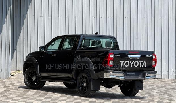 New Toyota Hilux 2026 Black
