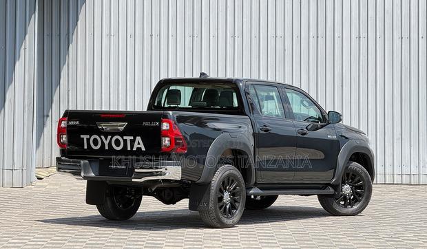 New Toyota Hilux 2026 Black