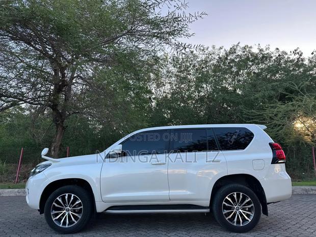 Toyota Land Cruiser Prado 2022 White