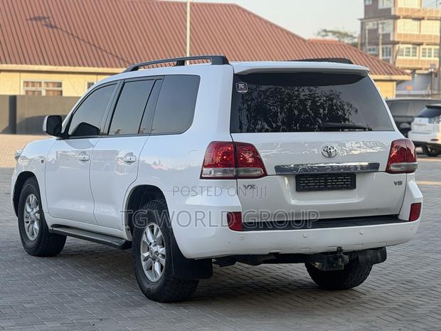 Toyota Land Cruiser 2011 White