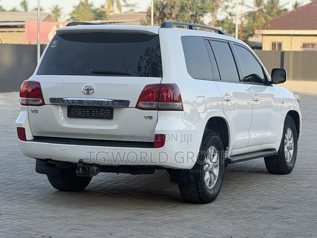 Toyota Land Cruiser 2011 White