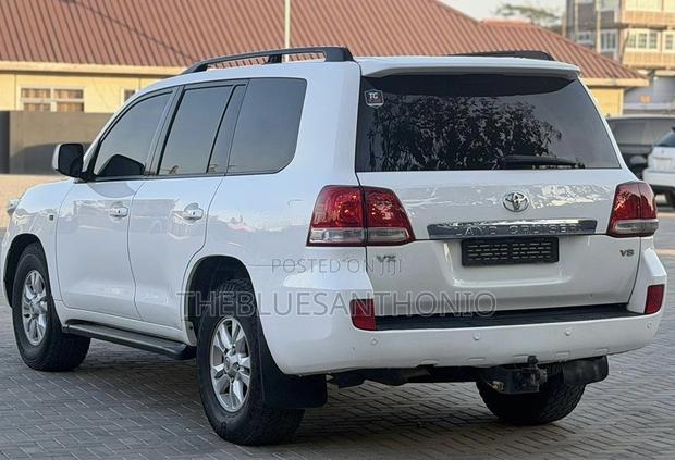 Toyota Land Cruiser 2012 Pearl