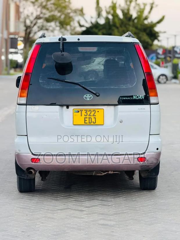 Toyota Noah 2001 Silver