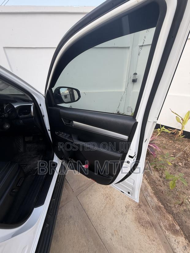 Toyota Hilux 2024 White