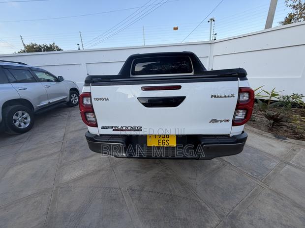 Toyota Hilux 2024 White