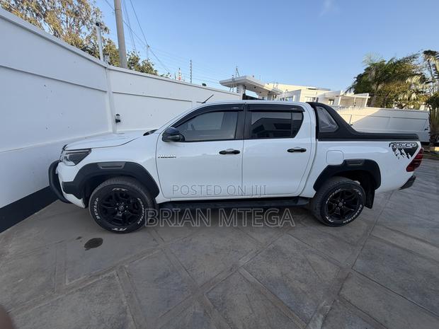 Toyota Hilux 2024 White