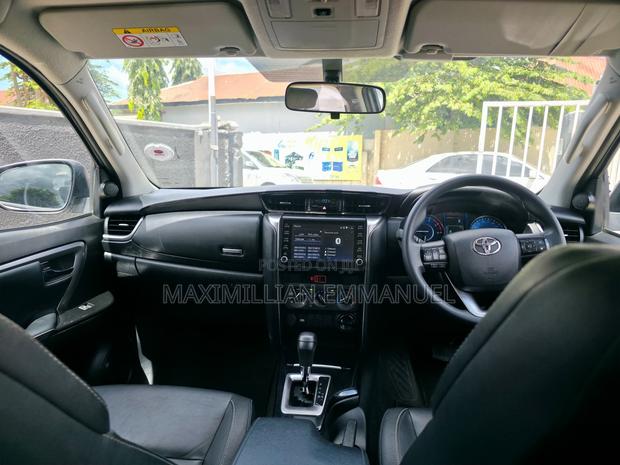 Toyota Fortuner 2023 Silver