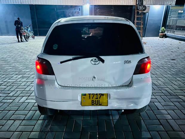 Toyota Vitz 2001 White