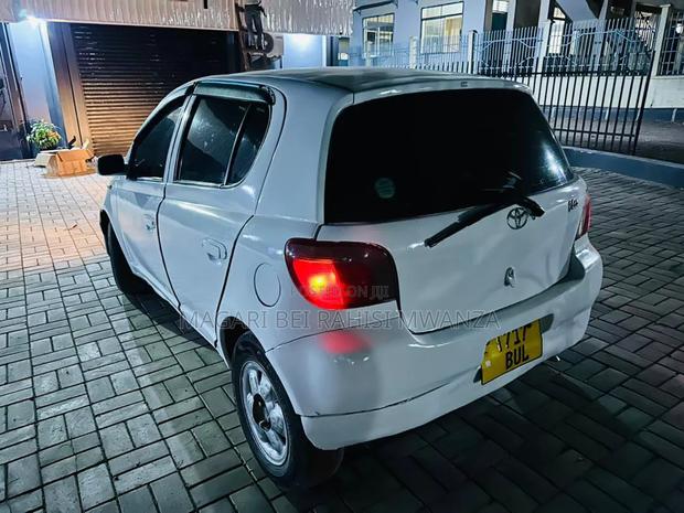Toyota Vitz 2001 White