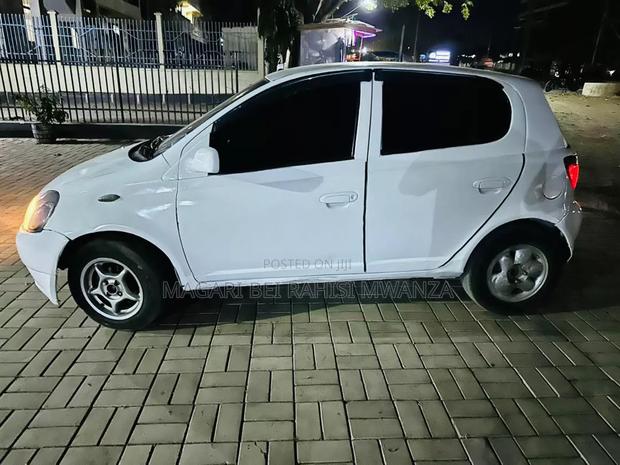 Toyota Vitz 2001 White