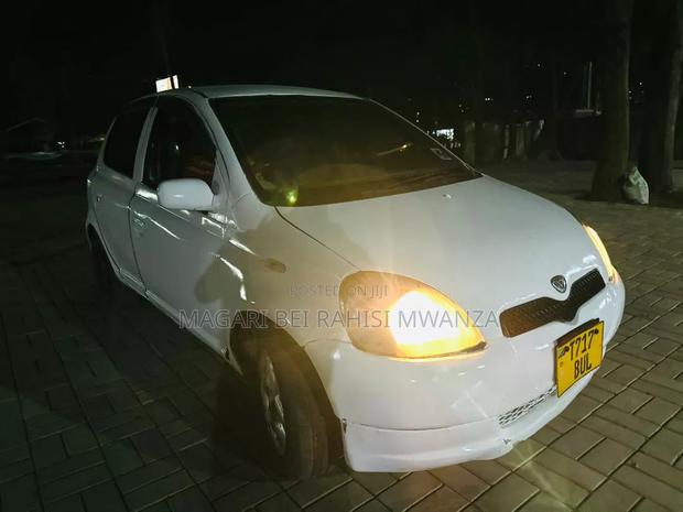 Toyota Vitz 2001 White