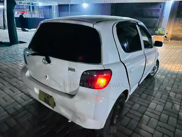 Toyota Vitz 2001 White