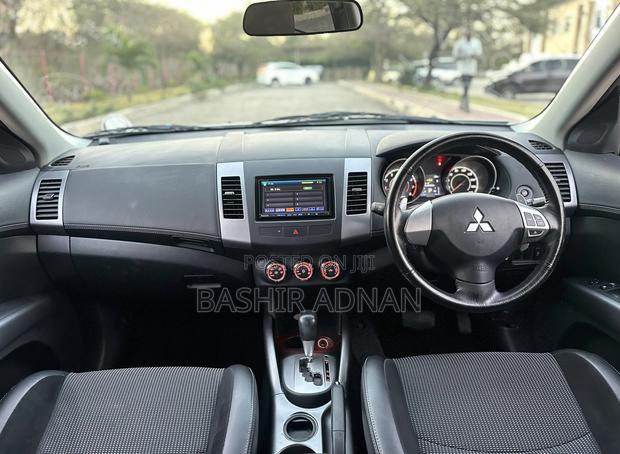 Mitsubishi Outlander 2011 White