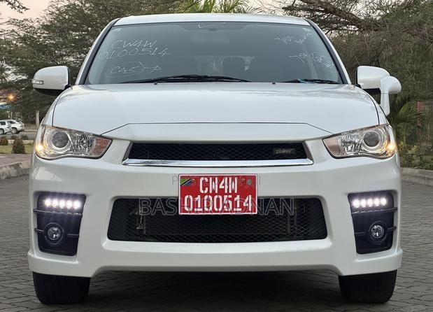 Mitsubishi Outlander 2011 White