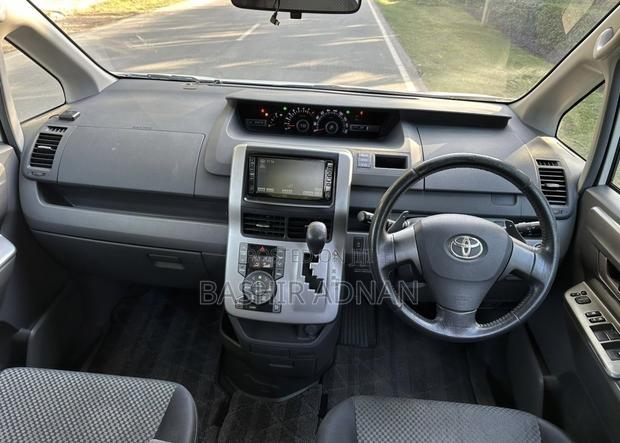 Toyota Noah 2.0 143hp FWD (7 Seater) 2009 White