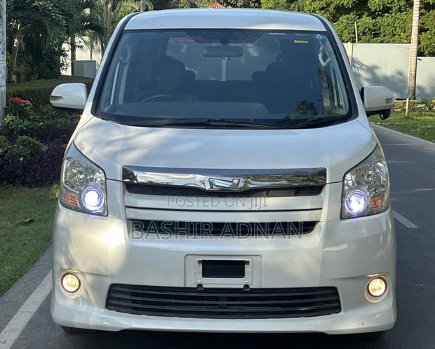 Toyota Noah 2.0 143hp FWD (7 Seater) 2009 White