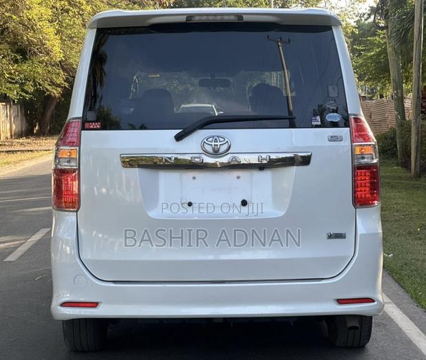 Toyota Noah 2.0 143hp FWD (7 Seater) 2009 White
