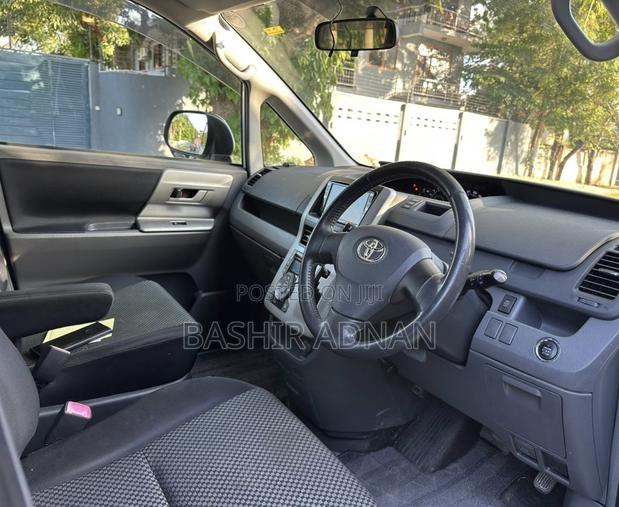 Toyota Noah 2.0 143hp FWD (7 Seater) 2009 White