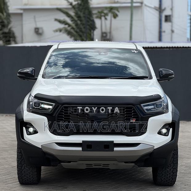 New Toyota Hilux 2025 Pearl