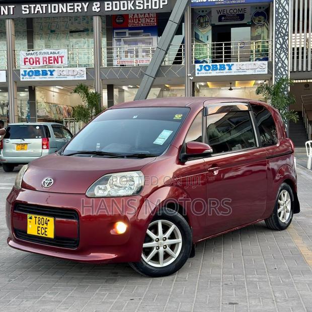 Toyota Spade 2013 Burgundy